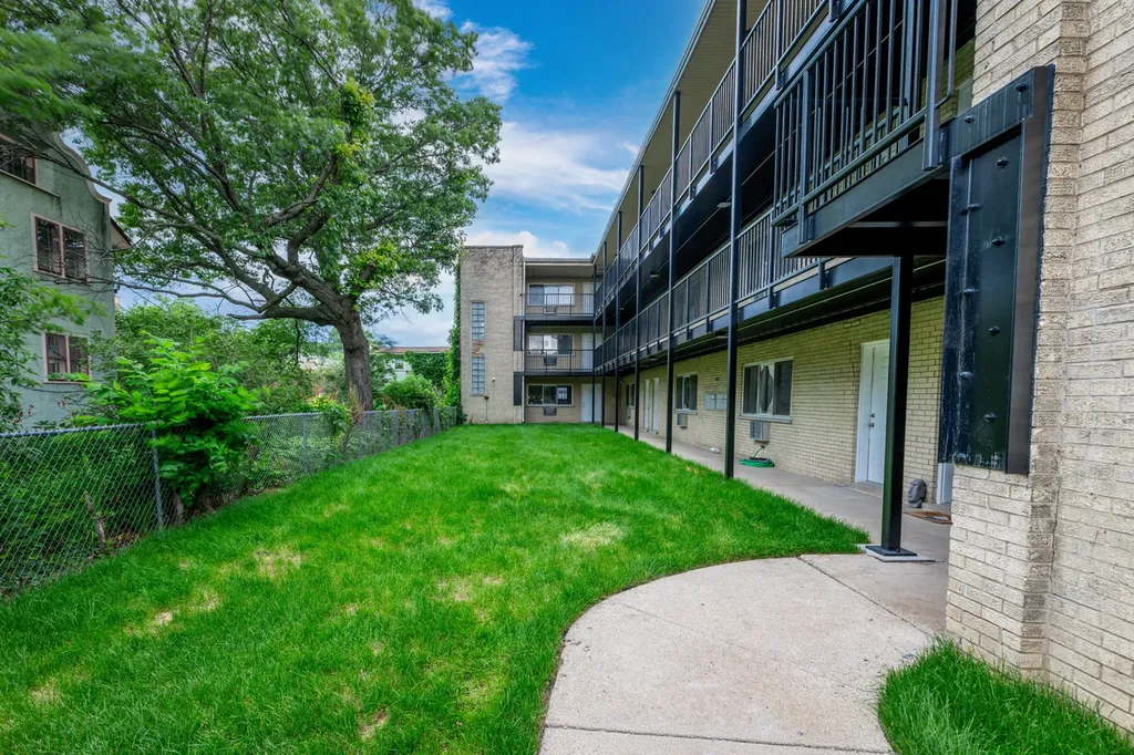 1404 West Estes Avenue Chicago IL 60626