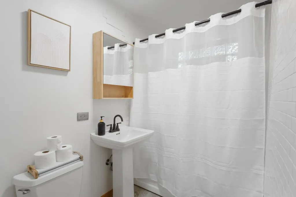 1404 West Estes Avenue Chicago IL 60626