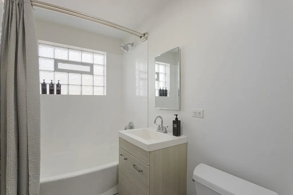 1404 West Estes Avenue Chicago IL 60626