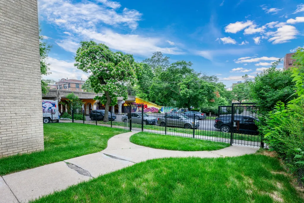 1404 West Estes Avenue Chicago IL 60626