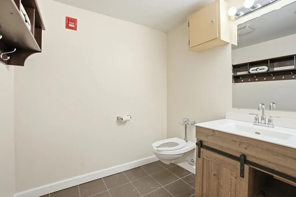 824 West Superior Street Chicago IL 60642