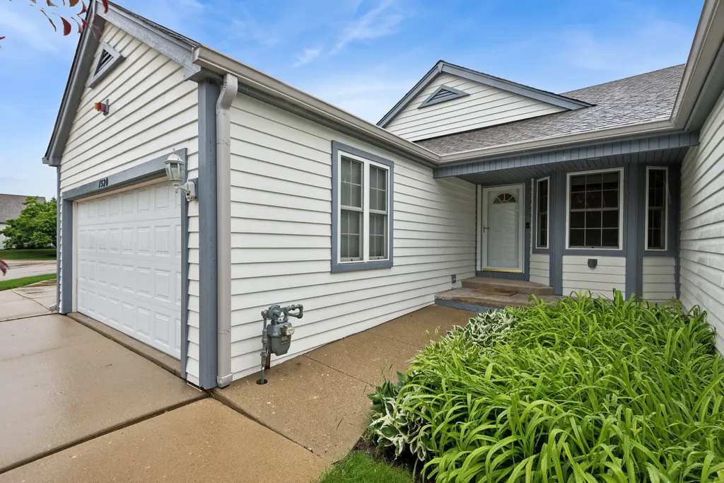 1520 Queen Ann Lane Gurnee IL 60031