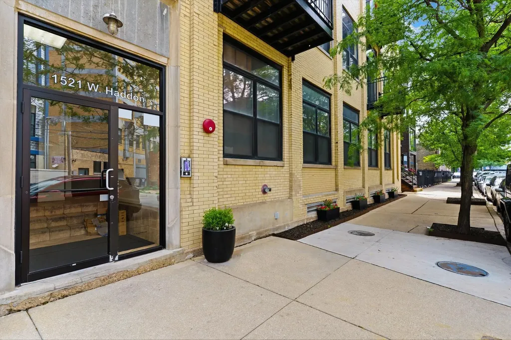 1521 West Haddon Avenue Chicago IL 60642
