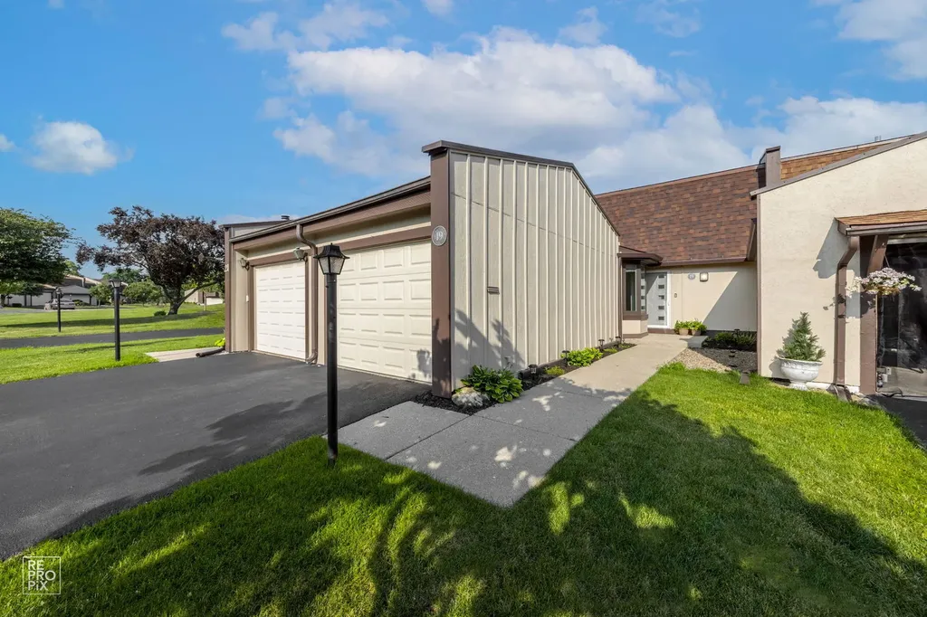 19 Westwood Drive Indian Head Park IL 60525
