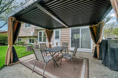 401 Greentree Parkway Libertyville IL 60048