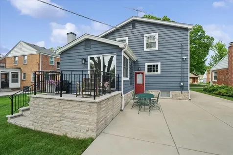 407 North Prospect Manor Avenue Mount Prospect IL 60056