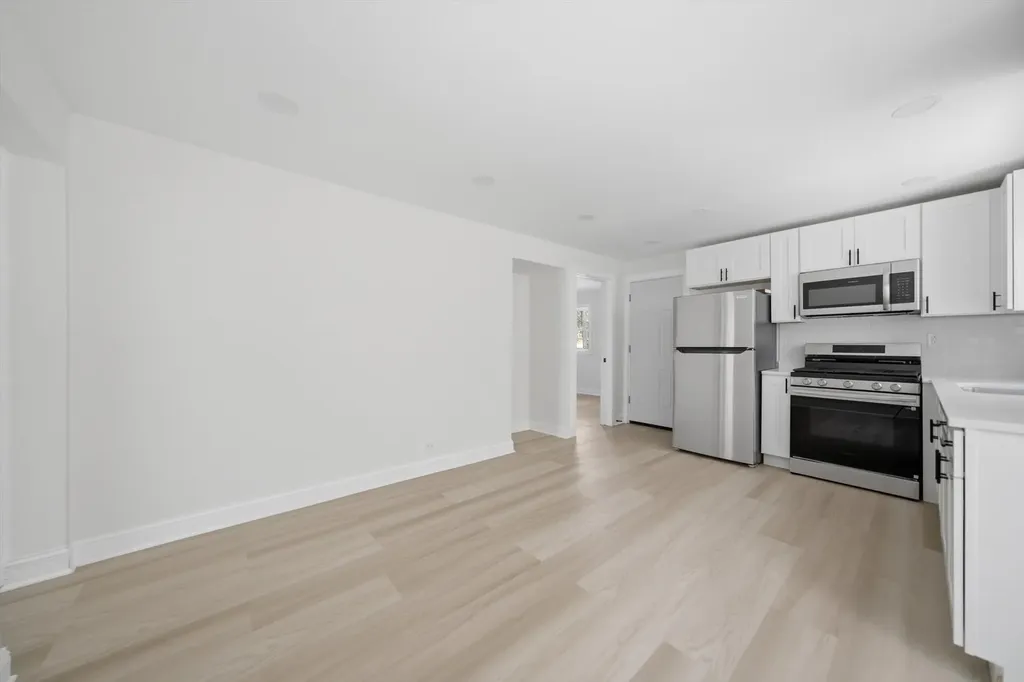 7914 South Essex Avenue Chicago IL 60617
