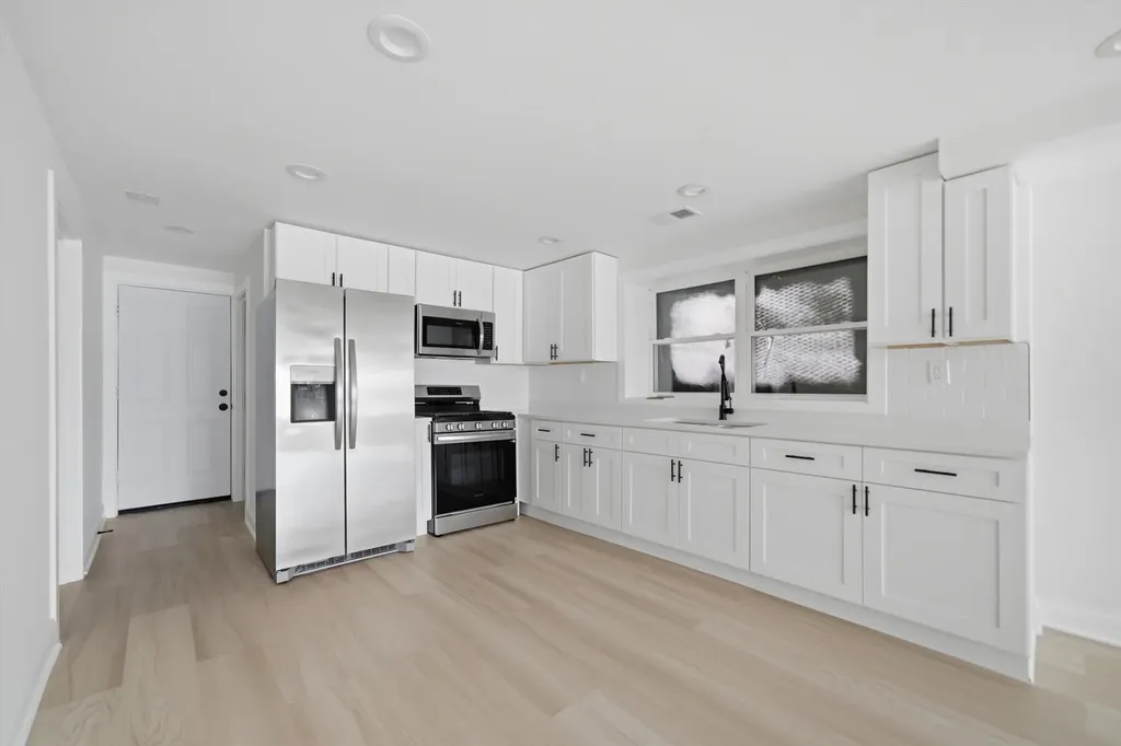 7914 South Essex Avenue Chicago IL 60617