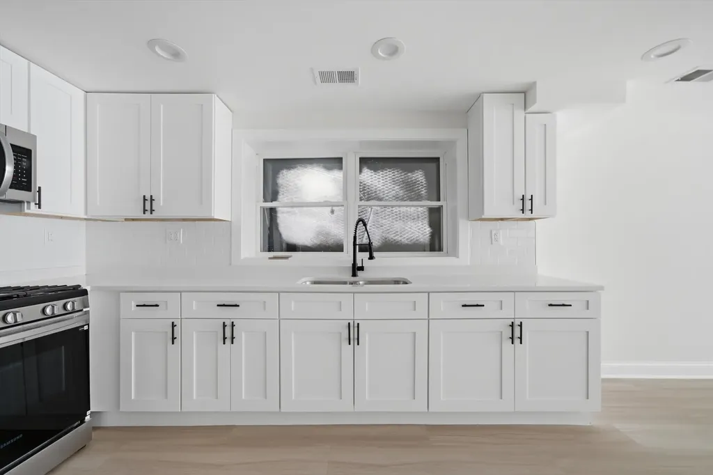 7914 South Essex Avenue Chicago IL 60617