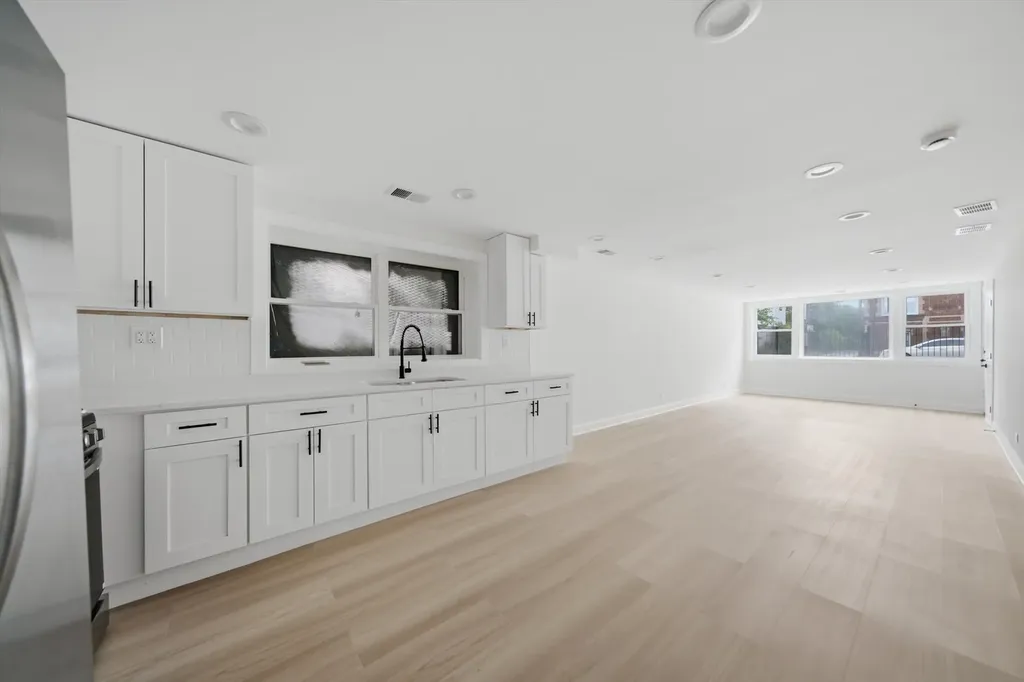 7914 South Essex Avenue Chicago IL 60617
