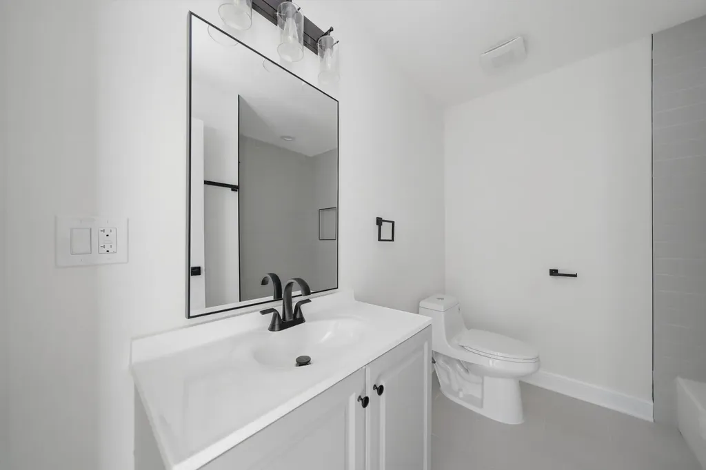 7914 South Essex Avenue Chicago IL 60617
