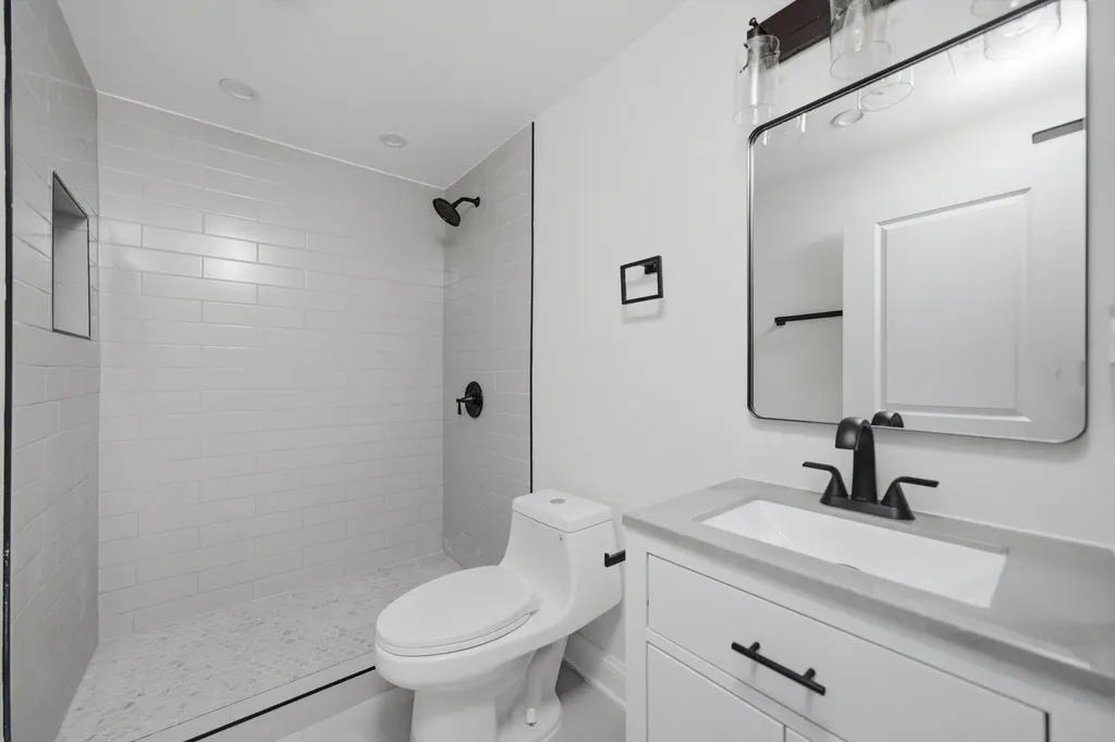 7914 South Essex Avenue Chicago IL 60617