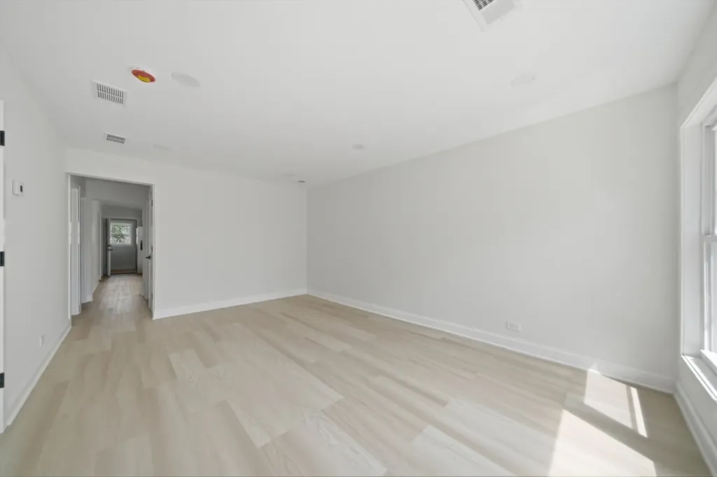 7914 South Essex Avenue Chicago IL 60617