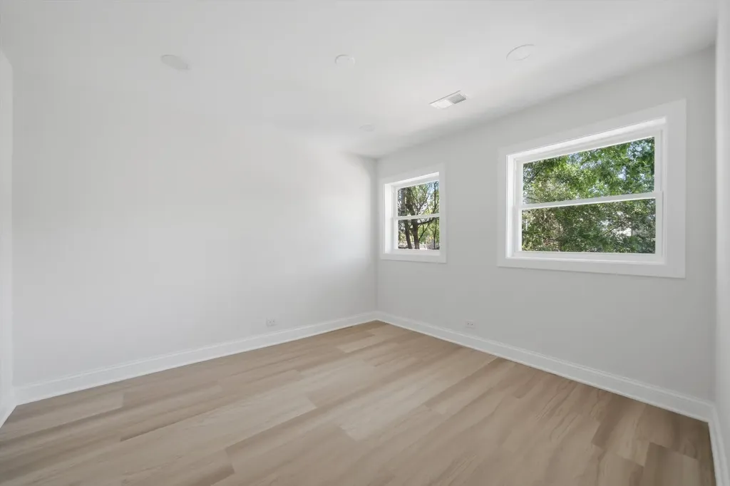 7914 South Essex Avenue Chicago IL 60617