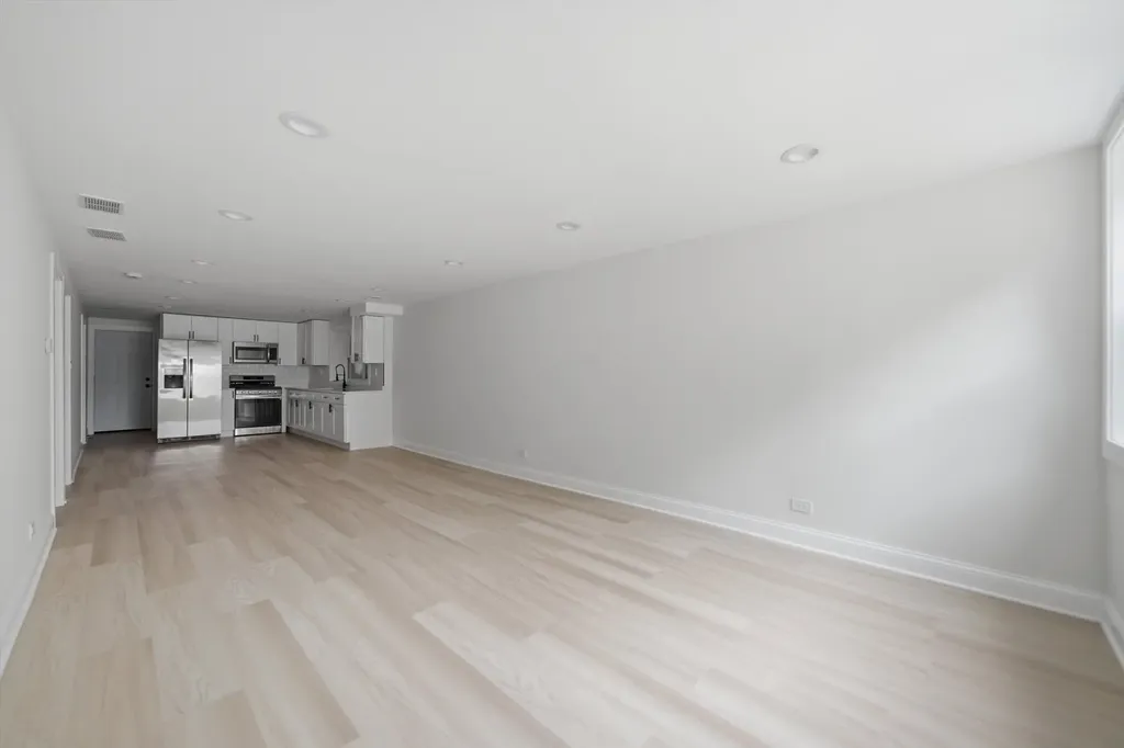 7914 South Essex Avenue Chicago IL 60617