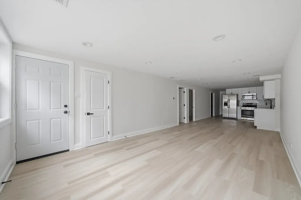 7914 South Essex Avenue Chicago IL 60617