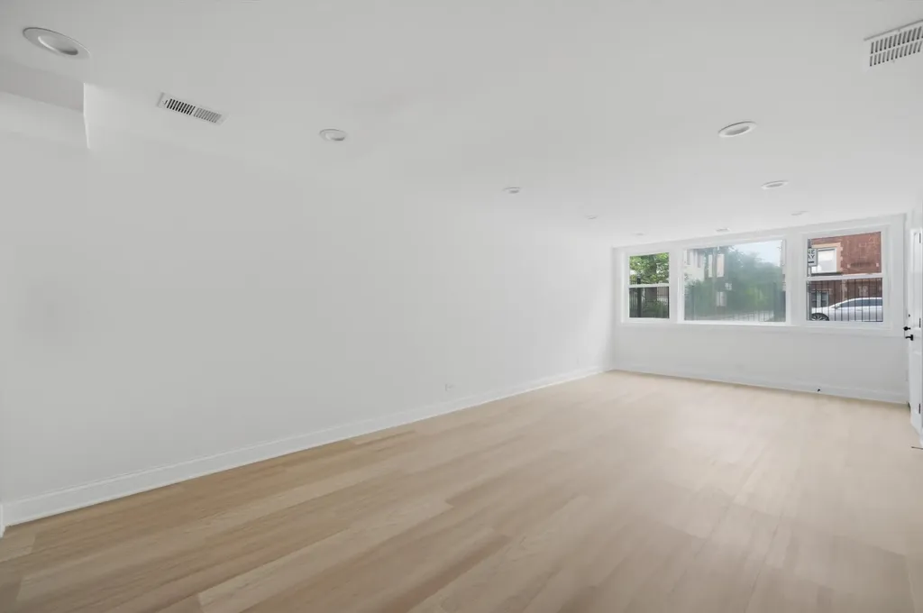 7914 South Essex Avenue Chicago IL 60617