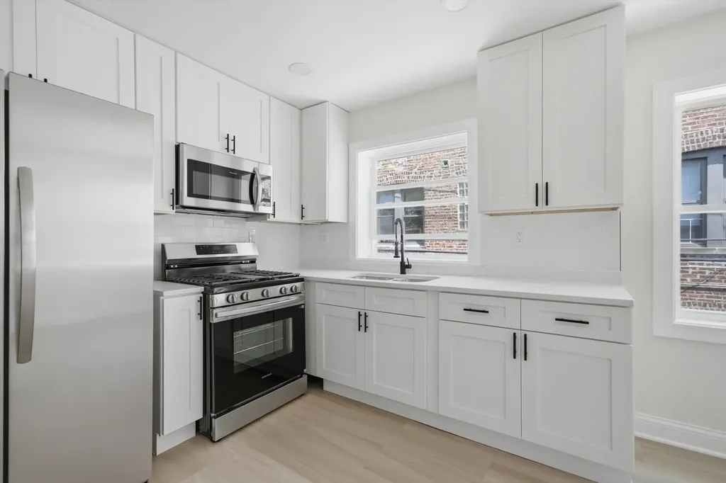 7914 South Essex Avenue Chicago IL 60617