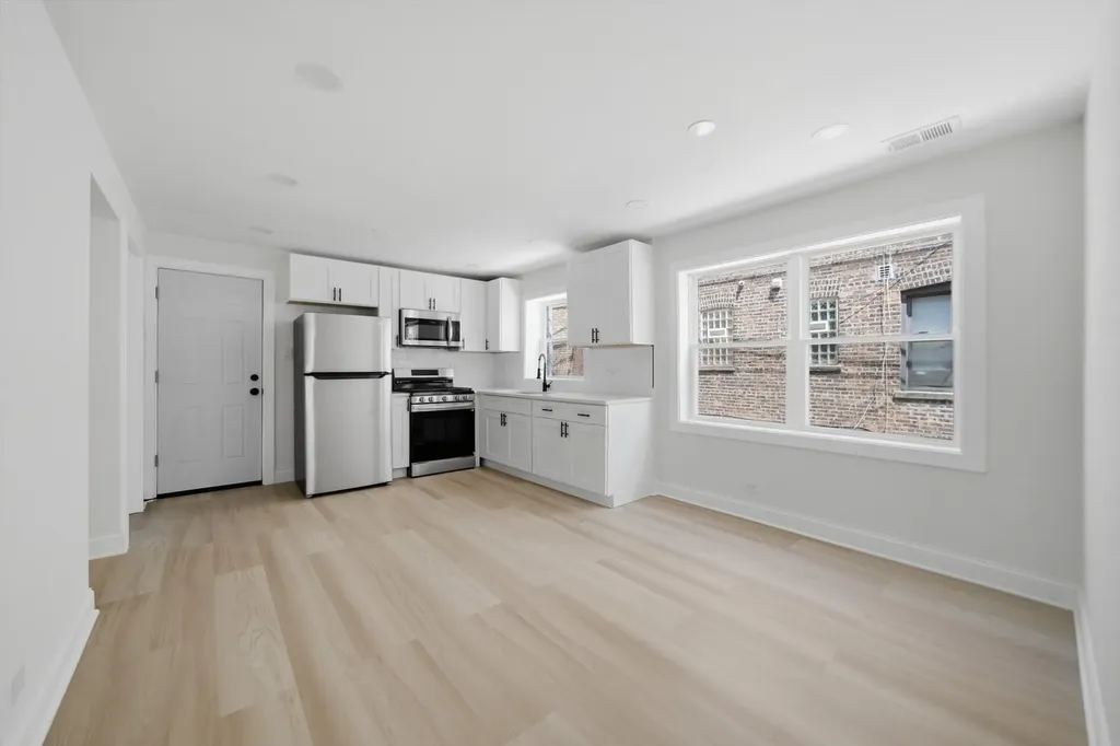 7914 South Essex Avenue Chicago IL 60617