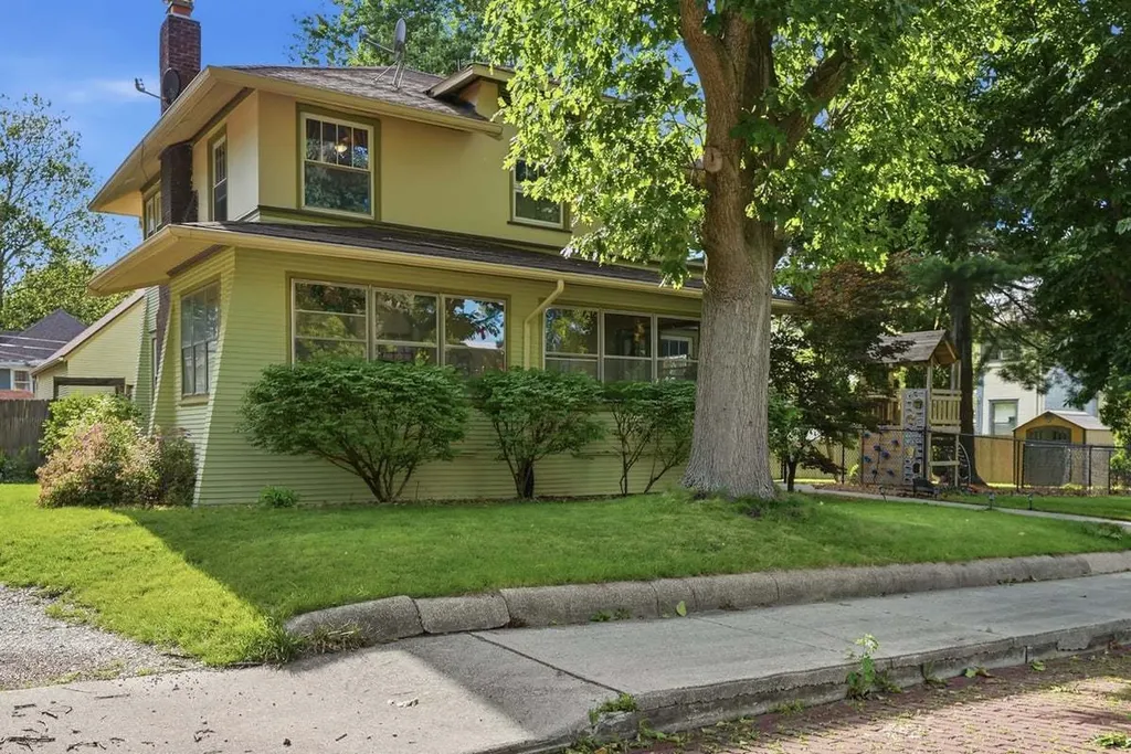 56 Whites Place Bloomington IL 61701