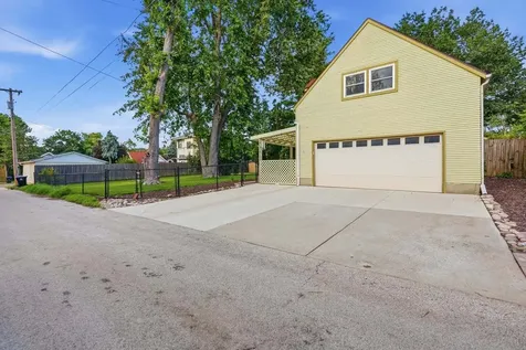 56 Whites Place Bloomington IL 61701