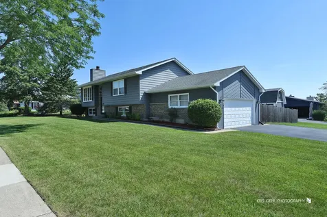 747 Monroe Drive Lindenhurst IL 60046