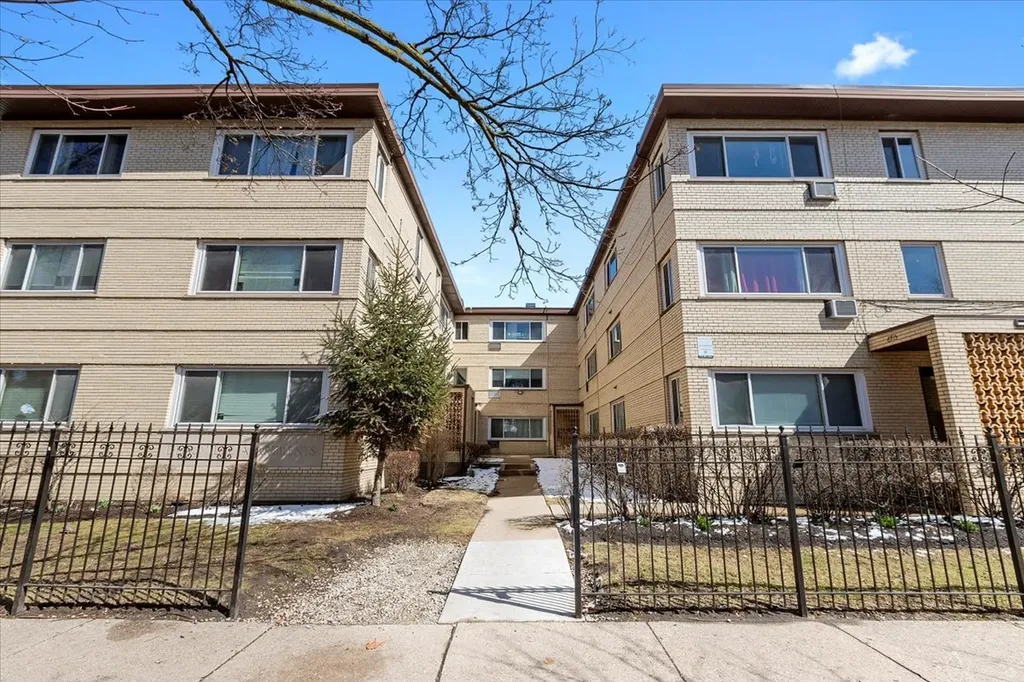 6717 North Hermitage Avenue Chicago IL 60626