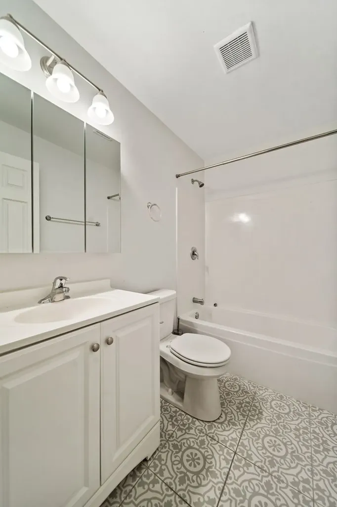 170 South Waters Edge Drive S Glendale Heights IL 60139