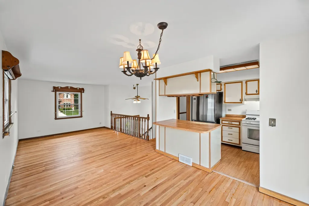22W381 2ND Street Glen Ellyn IL 60137