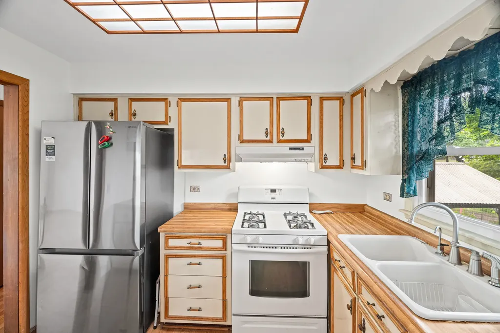 22W381 2ND Street Glen Ellyn IL 60137