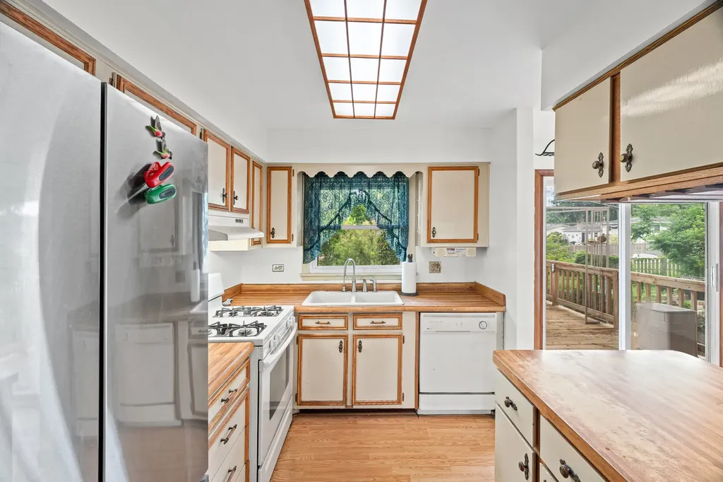 22W381 2ND Street Glen Ellyn IL 60137