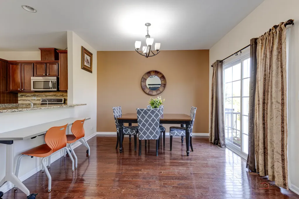 533 Plaza Place Aurora IL 60504