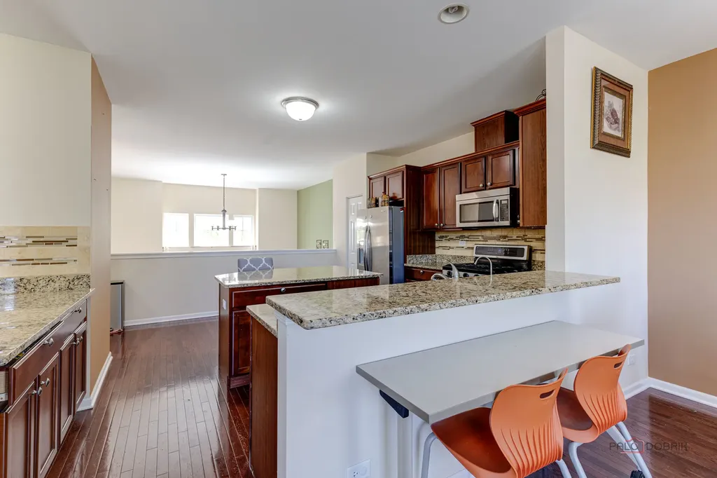 533 Plaza Place Aurora IL 60504