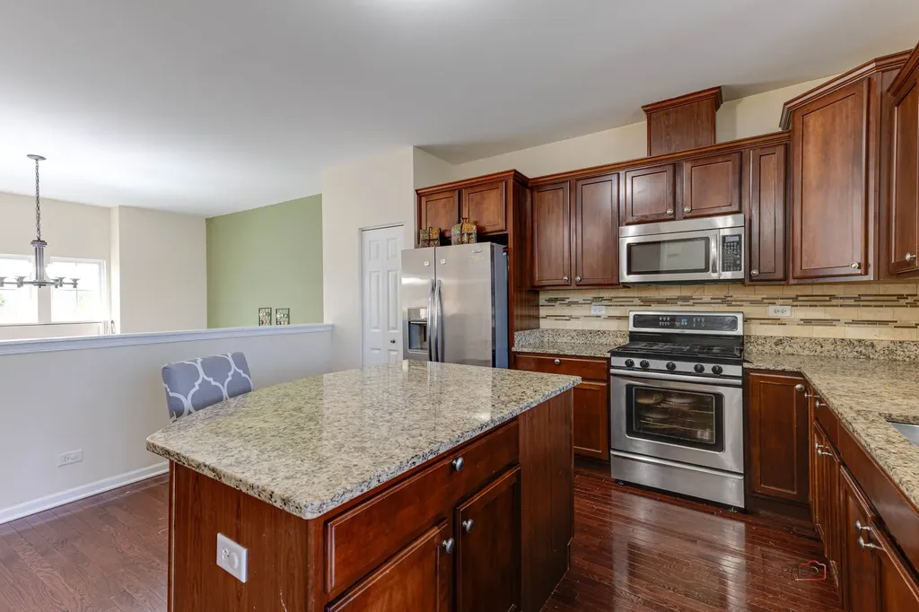 533 Plaza Place Aurora IL 60504