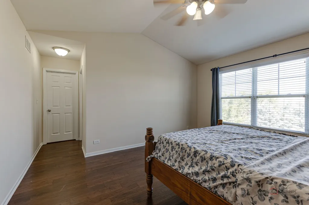 533 Plaza Place Aurora IL 60504