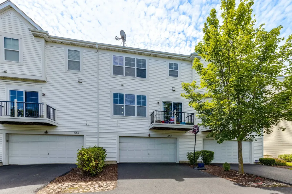 533 Plaza Place Aurora IL 60504