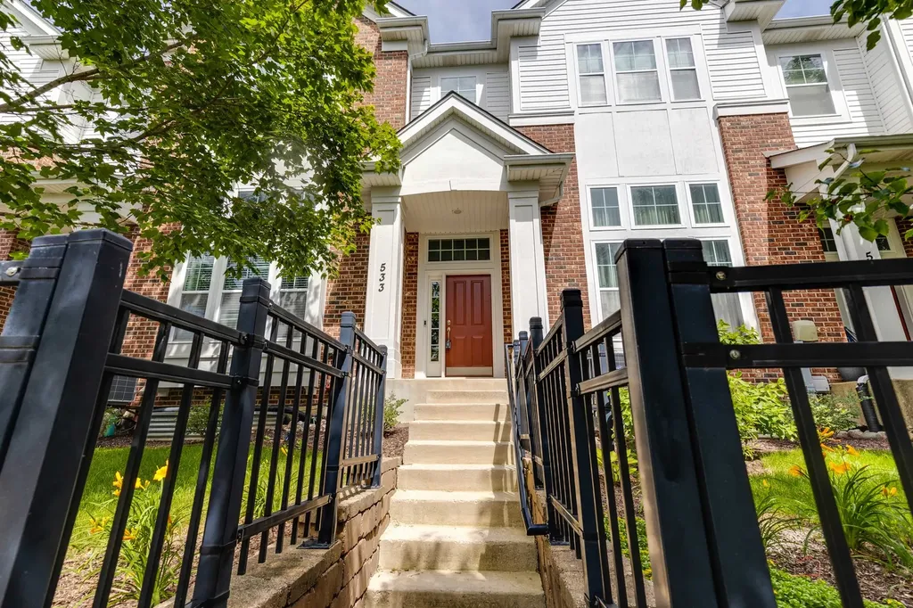 533 Plaza Place Aurora IL 60504
