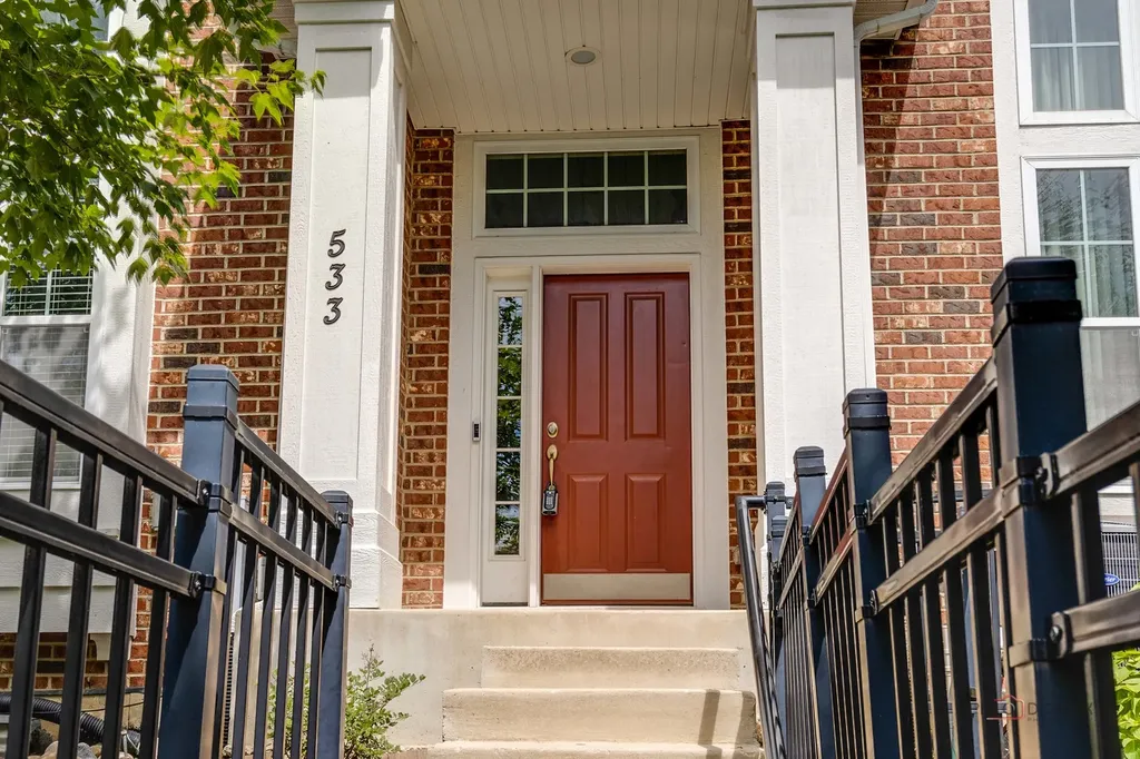 533 Plaza Place Aurora IL 60504
