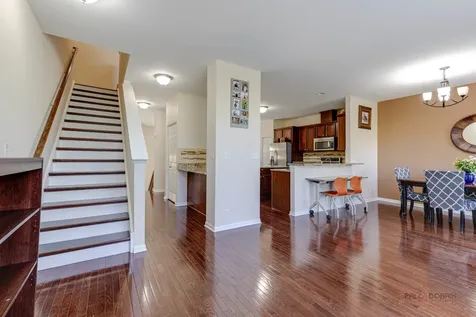533 Plaza Place Aurora IL 60504