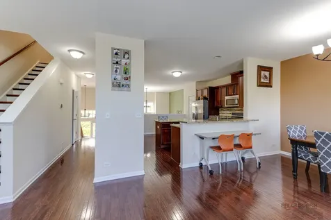 533 Plaza Place Aurora IL 60504