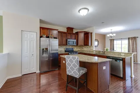 533 Plaza Place Aurora IL 60504
