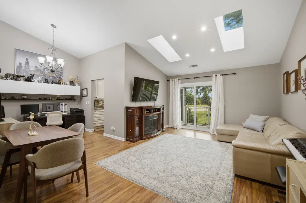 1695 Mansfield Court Roselle IL 60172