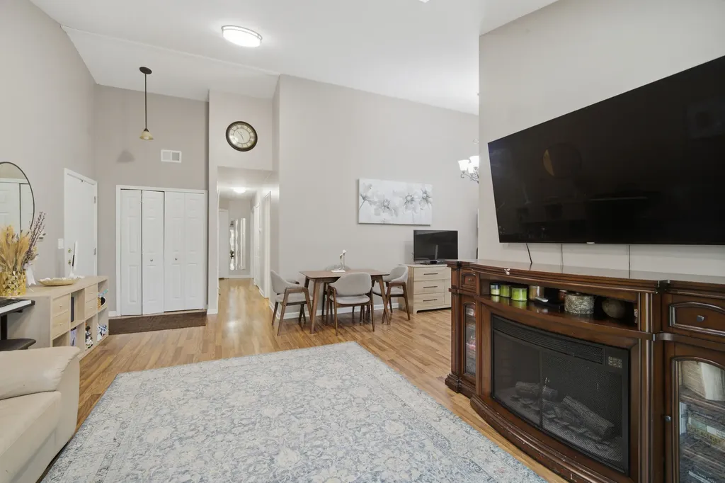 1695 Mansfield Court Roselle IL 60172