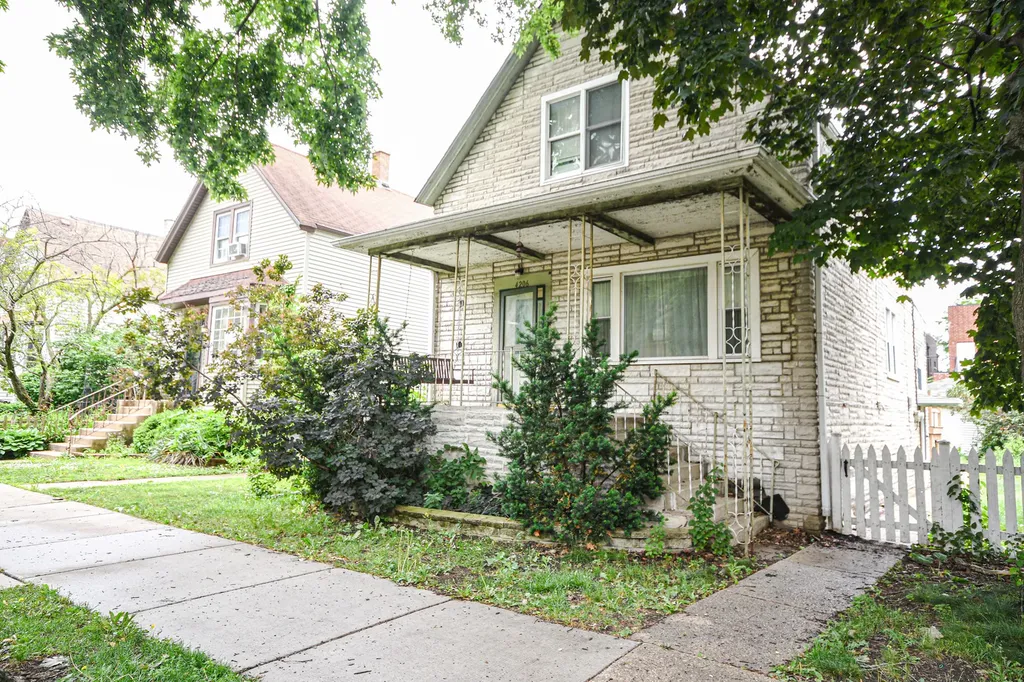 4206 West Henderson Street Chicago IL 60641