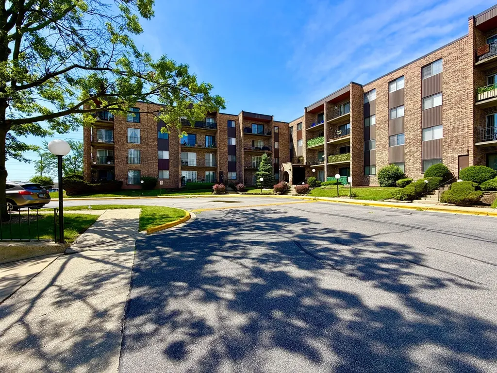 625 West Huntington Commons Road Mount Prospect IL 60056