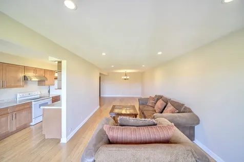 625 West Huntington Commons Road Mount Prospect IL 60056