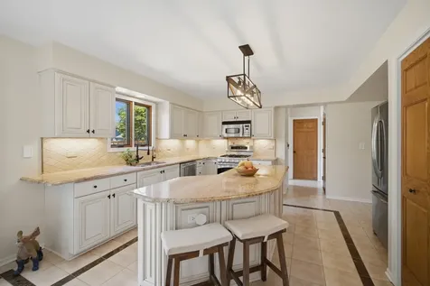 566 Yardley Trail Mundelein IL 60060