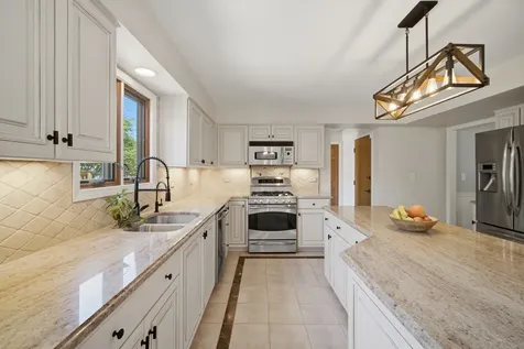 566 Yardley Trail Mundelein IL 60060