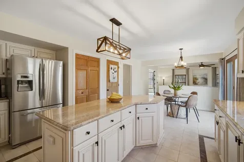 566 Yardley Trail Mundelein IL 60060