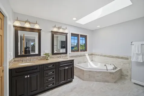 566 Yardley Trail Mundelein IL 60060